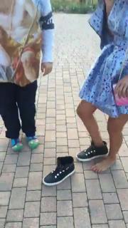 Caterina Balivo feet photo thumbnail