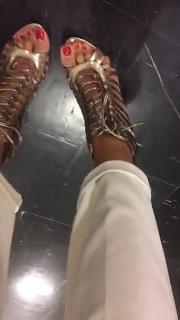 Caterina Balivo feet photo thumbnail