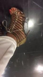 Caterina Balivo feet photo thumbnail