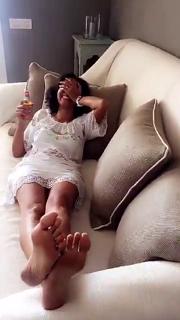 Caterina Balivo feet photo thumbnail