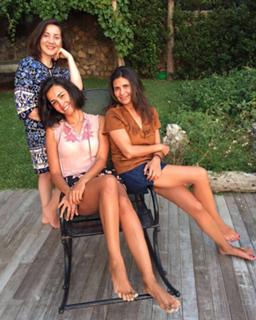 Caterina Balivo feet photo thumbnail