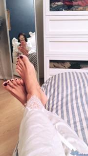Caterina Balivo feet photo thumbnail