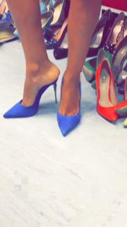 Caterina Balivo feet photo thumbnail