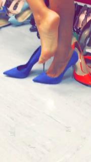 Caterina Balivo feet photo thumbnail