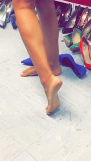 Caterina Balivo feet photo thumbnail