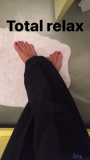 Caterina Balivo feet photo thumbnail
