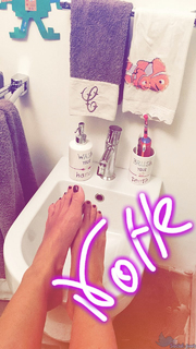 Caterina Balivo feet photo thumbnail