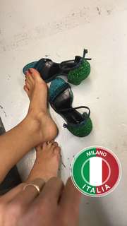 Caterina Balivo feet photo thumbnail