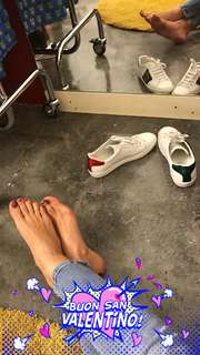 Caterina Balivo feet photo thumbnail