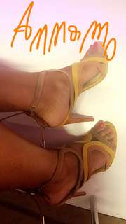 Caterina Balivo feet photo thumbnail