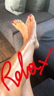 Caterina Balivo feet photo thumbnail