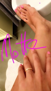 Caterina Balivo feet photo thumbnail