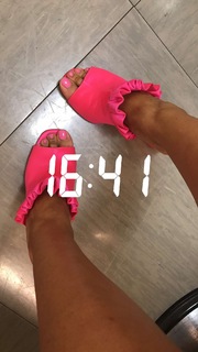 Caterina Balivo feet photo thumbnail