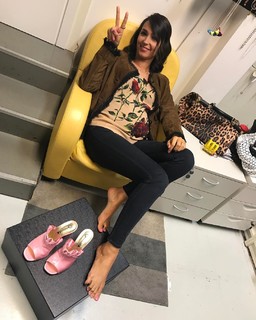 Caterina Balivo feet photo thumbnail