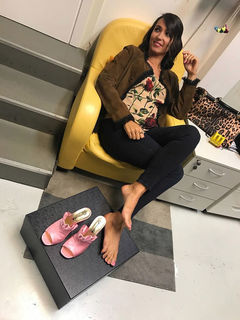 Caterina Balivo feet photo thumbnail