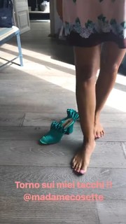 Caterina Balivo feet photo thumbnail