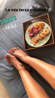 Caterina Balivo feet photo thumbnail