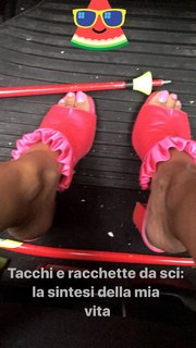 Caterina Balivo feet photo thumbnail
