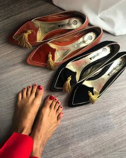 Caterina Balivo feet photo thumbnail