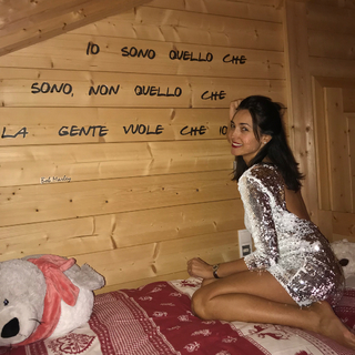 Caterina Balivo feet photo thumbnail