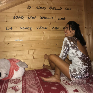 Caterina Balivo feet photo thumbnail