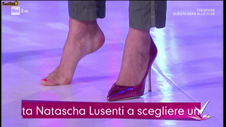 Caterina Balivo feet photo thumbnail