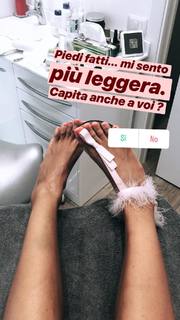 Caterina Balivo feet photo thumbnail