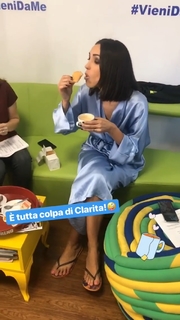 Caterina Balivo feet photo thumbnail