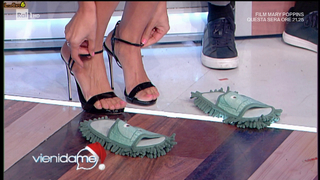 Caterina Balivo feet photo thumbnail