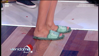 Caterina Balivo feet photo thumbnail