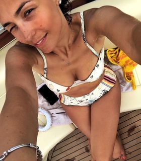 Caterina Balivo feet photo thumbnail