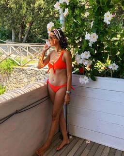 Caterina Balivo feet photo thumbnail