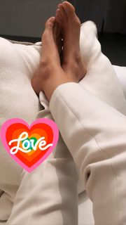 Caterina Balivo feet photo thumbnail