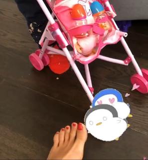 Caterina Balivo feet photo thumbnail