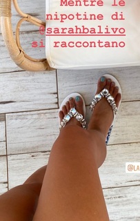 Caterina Balivo feet photo thumbnail