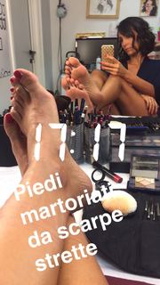 Caterina Balivo feet photo thumbnail