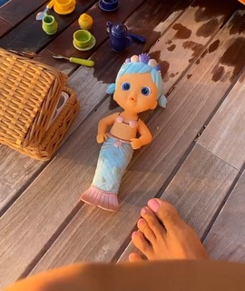 Caterina Balivo feet photo thumbnail