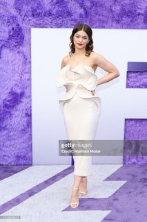 Catharine Daddario feet photo 12