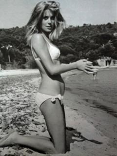 Catherine Deneuve feet photo thumbnail