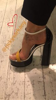 Catherine Fulop feet photo 10