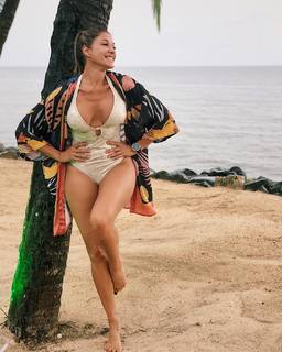 Catherine Fulop feet photo 9