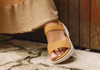 Catherine Fulop feet photo 4