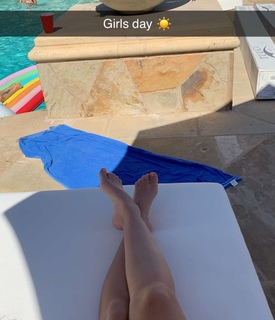 Catherine Paiz feet photo thumbnail