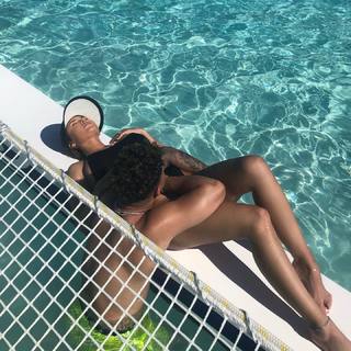 Catherine Paiz feet photo thumbnail