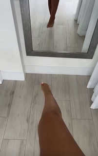 Catherine Paiz feet photo thumbnail