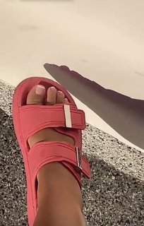 Catherine Paiz feet photo thumbnail