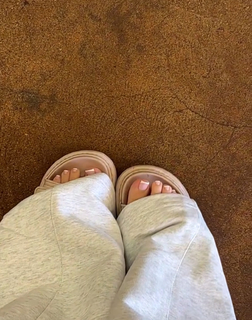 Catherine Paiz feet photo thumbnail