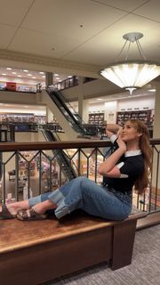 Catherine Paiz feet photo thumbnail