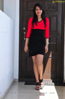 Catherine Tresa feet photo thumbnail