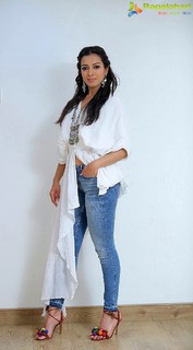 Catherine Tresa feet photo thumbnail